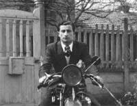 Papa sur sa moto dans les années 30